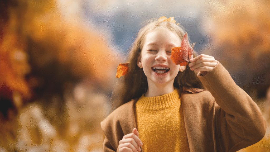 紅葉の中で遊ぶ女の子